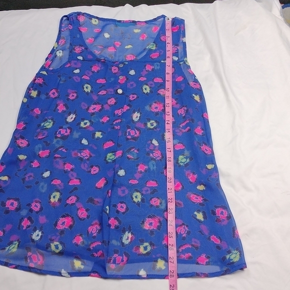 Chris & Carol women's animal print, medium sized, sheer sleeveless top - Picture 8 of 10